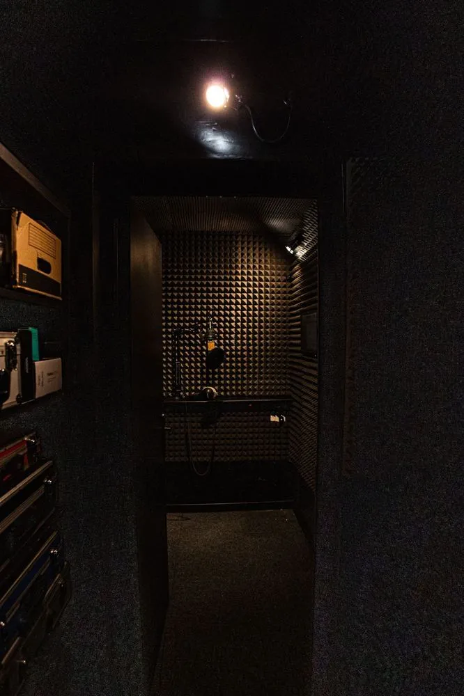 L'entrée de la cabine, tapissée de mousse acoustique