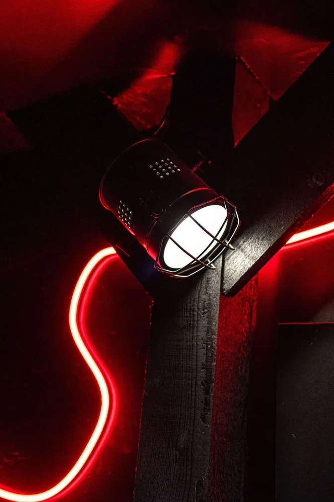 Projecteur et néon rouge au plafond